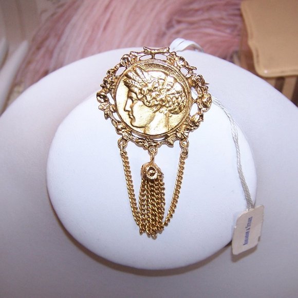 Unsigned Gold Tone Metal Costume Pin Brooch - Greek / Roman Lady - Picture 2 of 5